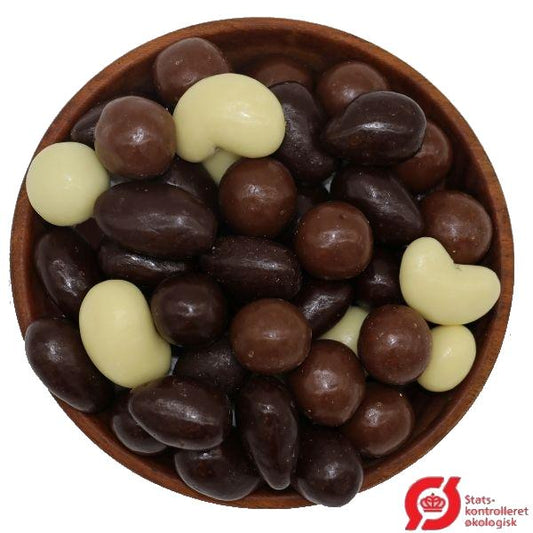 Økologiske mandler, hasselnødder, cashewnødder overtrukket med lækker belgisk chokolade.